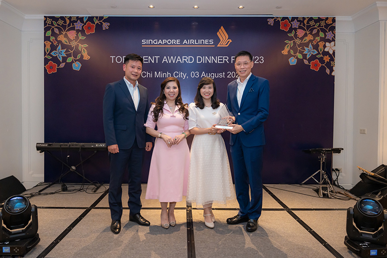 AST vinh dự nhận giải thưởng Top Pasenger Agent FY 22/23 do HHK Singapore Airlines trao tặng